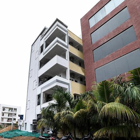 Oyo 16606 Iconic Living Hotel Haiderabad Buitenkant foto