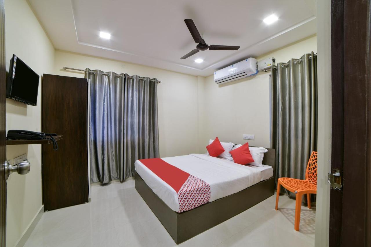 Oyo 16606 Iconic Living Hotel Haiderabad Buitenkant foto