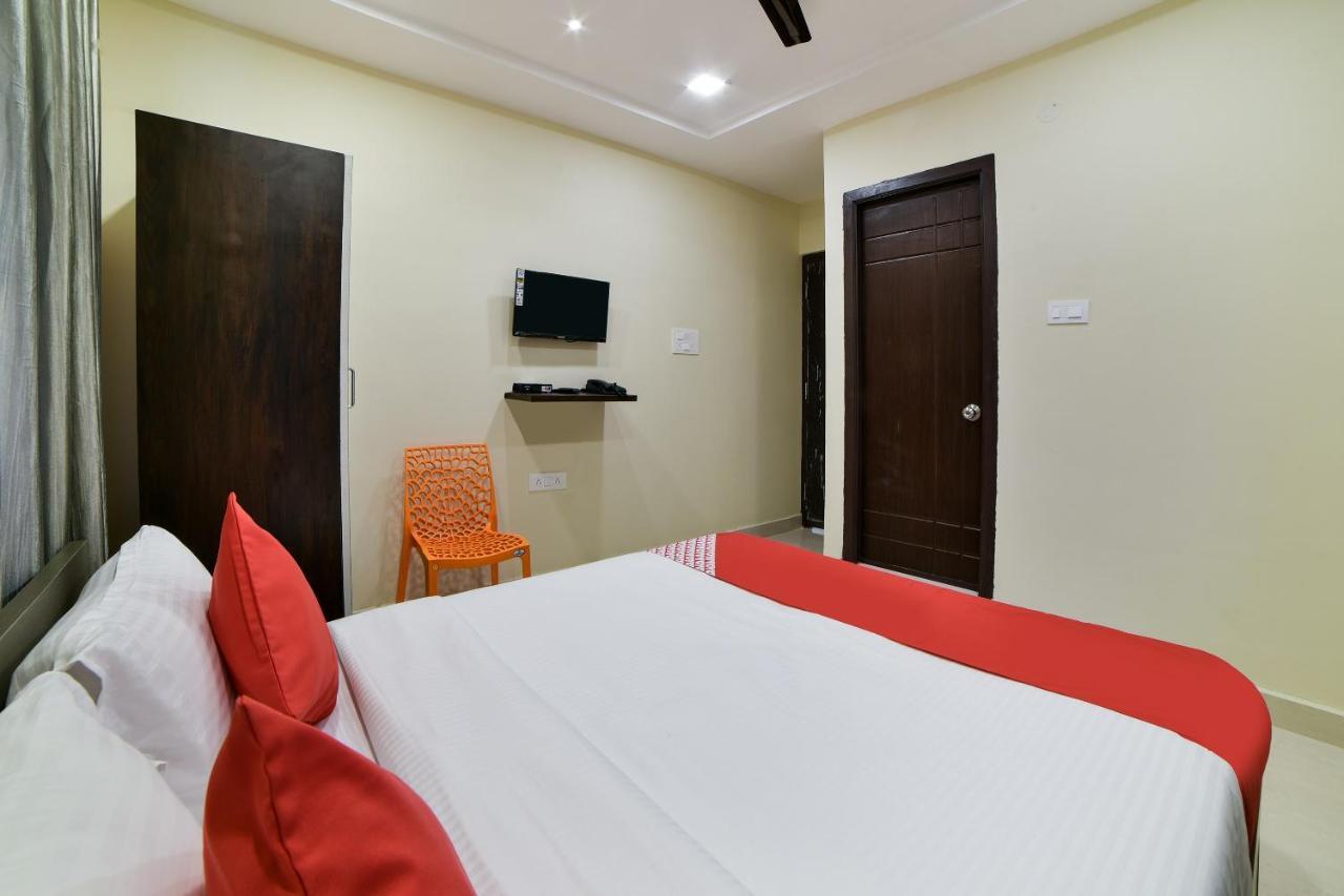Oyo 16606 Iconic Living Hotel Haiderabad Buitenkant foto