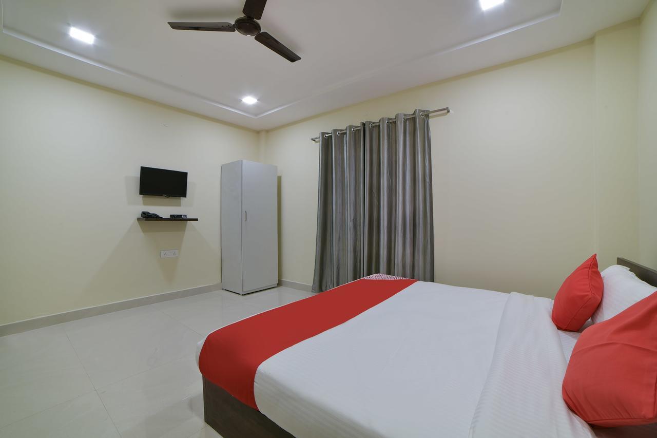 Oyo 16606 Iconic Living Hotel Haiderabad Buitenkant foto