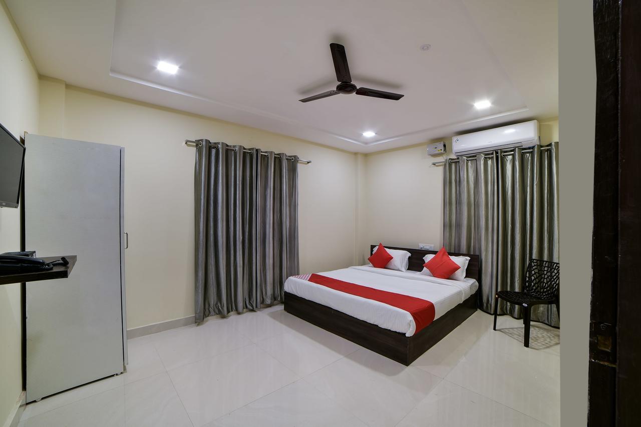 Oyo 16606 Iconic Living Hotel Haiderabad Buitenkant foto