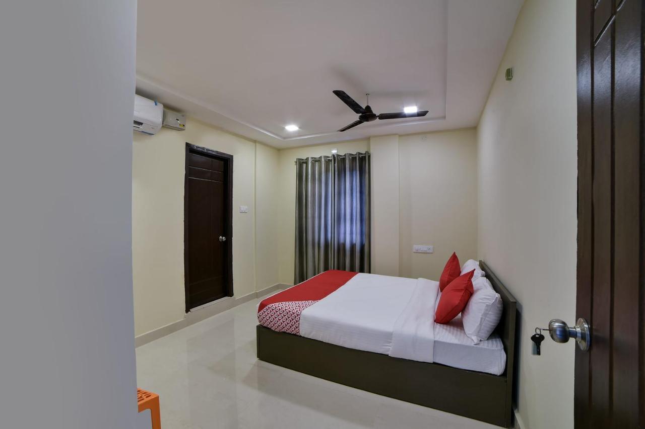 Oyo 16606 Iconic Living Hotel Haiderabad Buitenkant foto