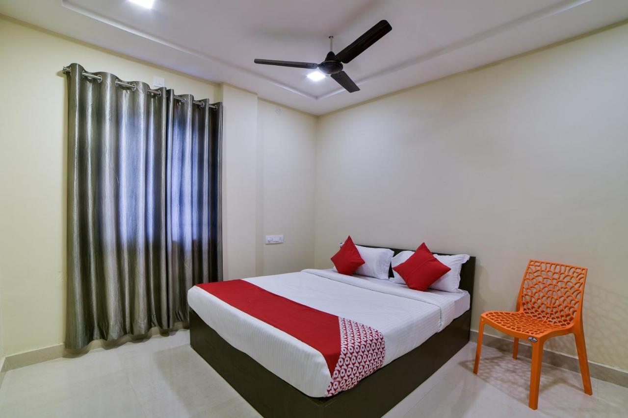 Oyo 16606 Iconic Living Hotel Haiderabad Buitenkant foto