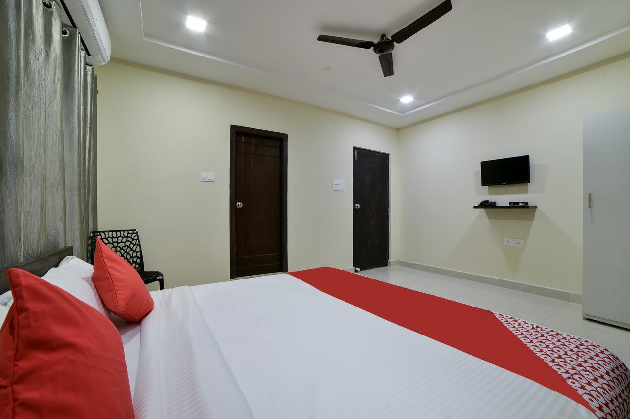 Oyo 16606 Iconic Living Hotel Haiderabad Buitenkant foto