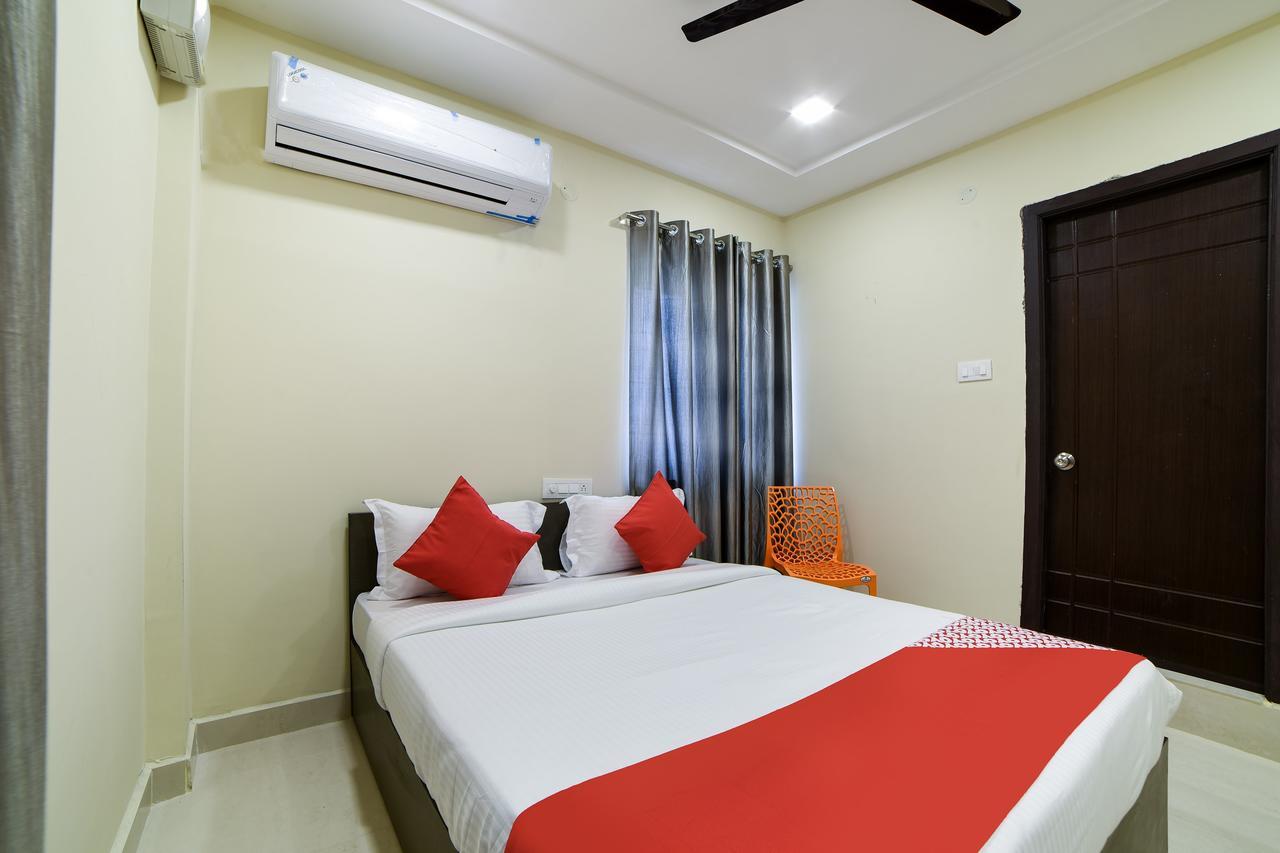 Oyo 16606 Iconic Living Hotel Haiderabad Buitenkant foto