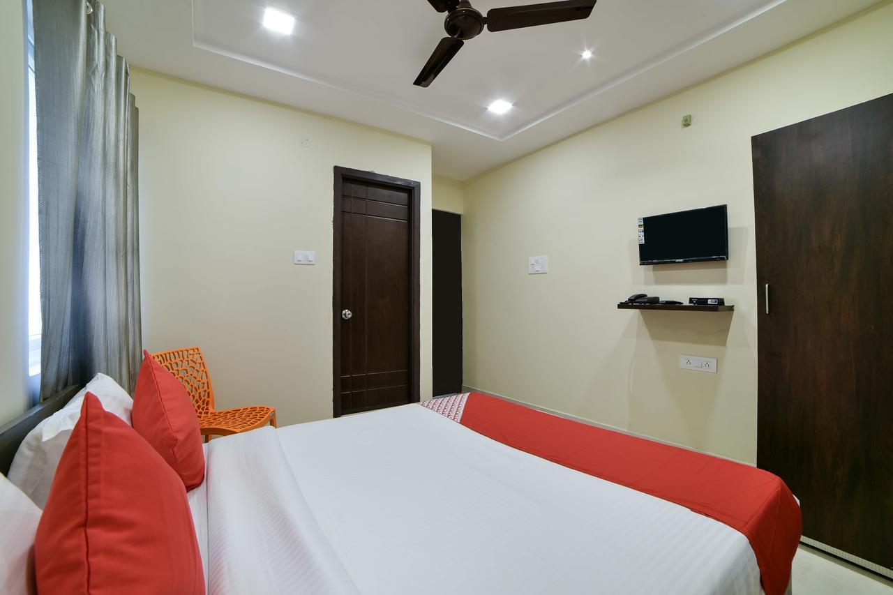 Oyo 16606 Iconic Living Hotel Haiderabad Buitenkant foto