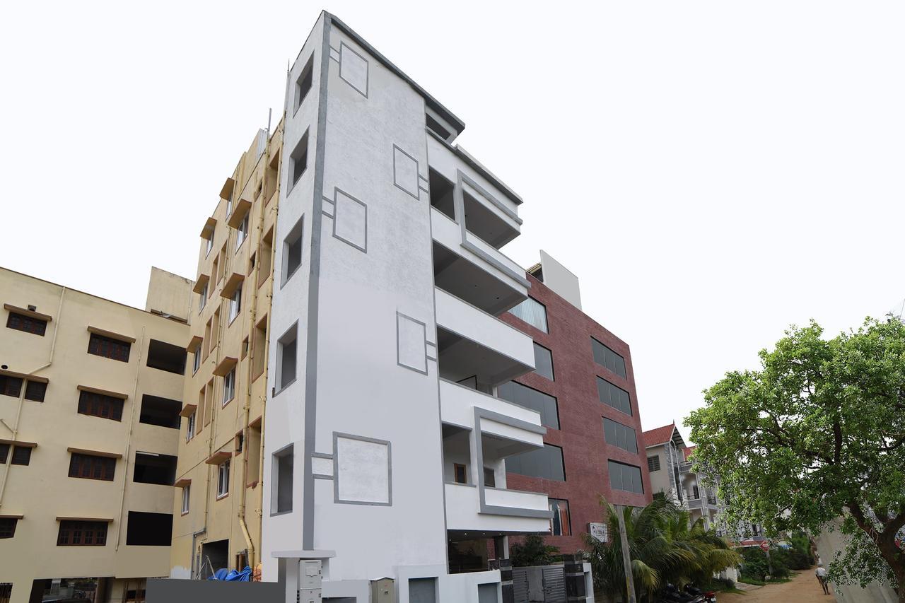 Oyo 16606 Iconic Living Hotel Haiderabad Buitenkant foto