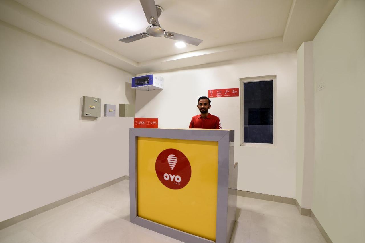 Oyo 16606 Iconic Living Hotel Haiderabad Buitenkant foto