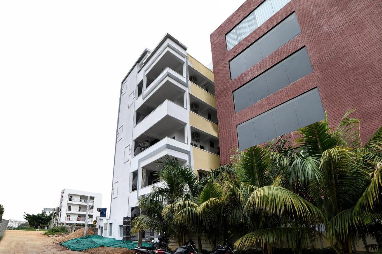 Oyo 16606 Iconic Living Hotel Haiderabad Buitenkant foto