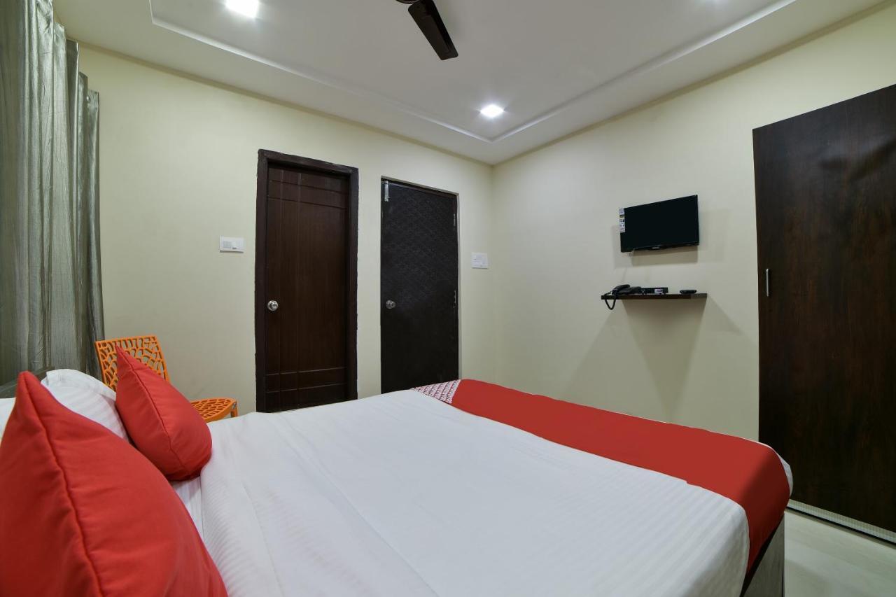 Oyo 16606 Iconic Living Hotel Haiderabad Buitenkant foto