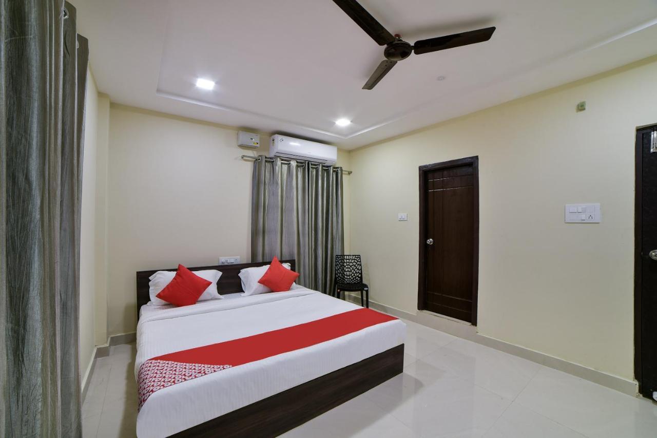 Oyo 16606 Iconic Living Hotel Haiderabad Buitenkant foto