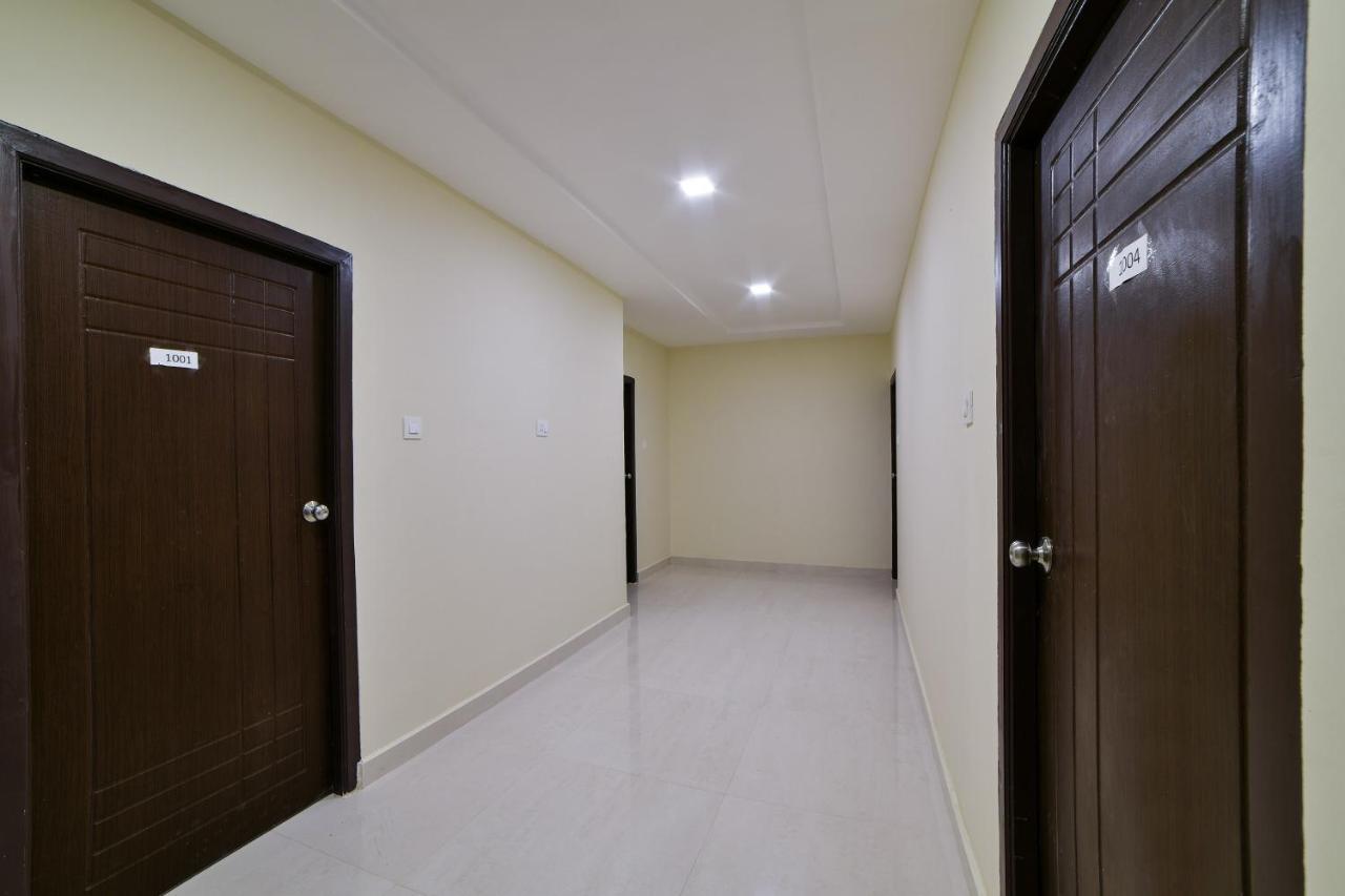 Oyo 16606 Iconic Living Hotel Haiderabad Buitenkant foto