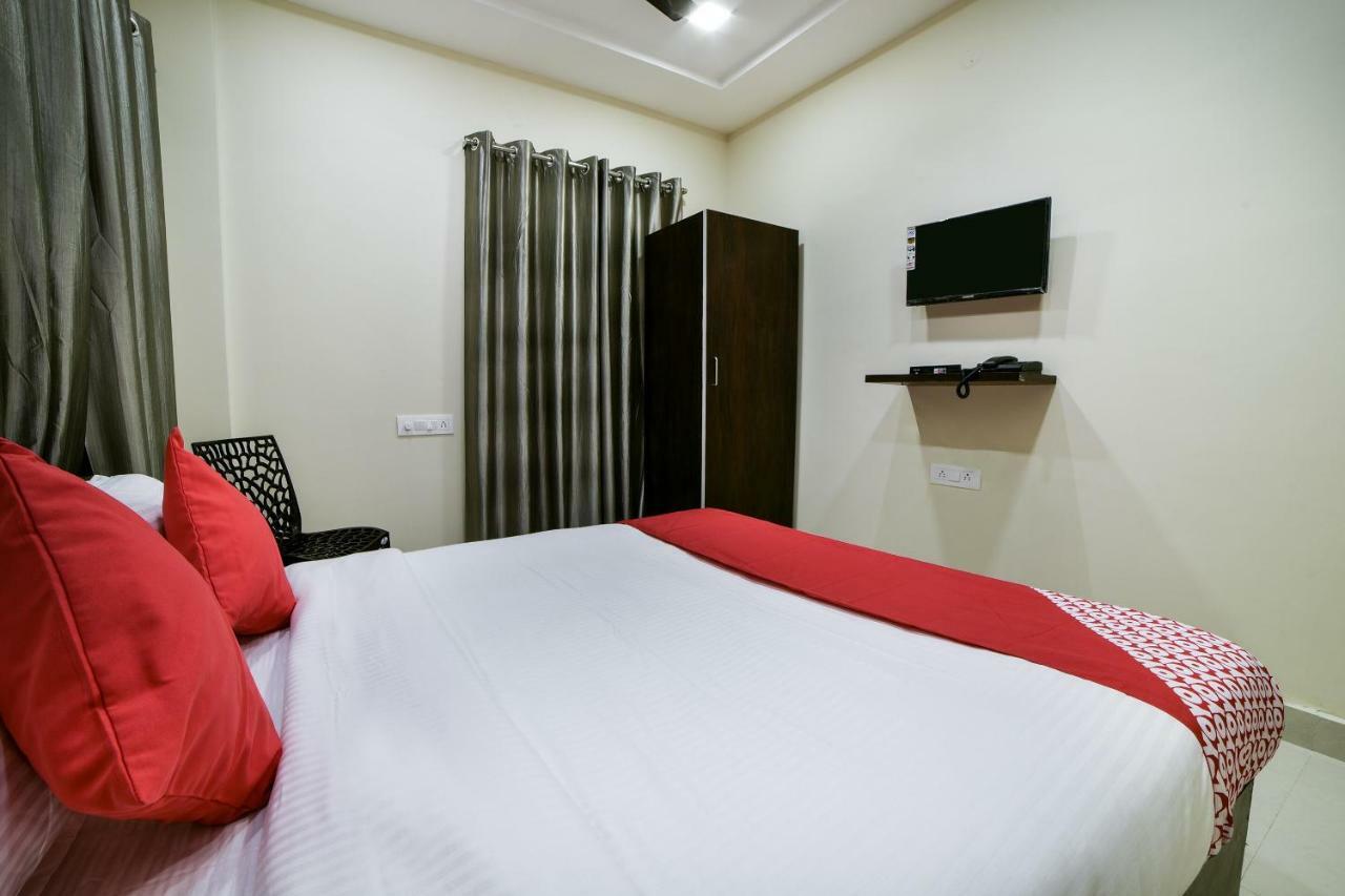 Oyo 16606 Iconic Living Hotel Haiderabad Buitenkant foto