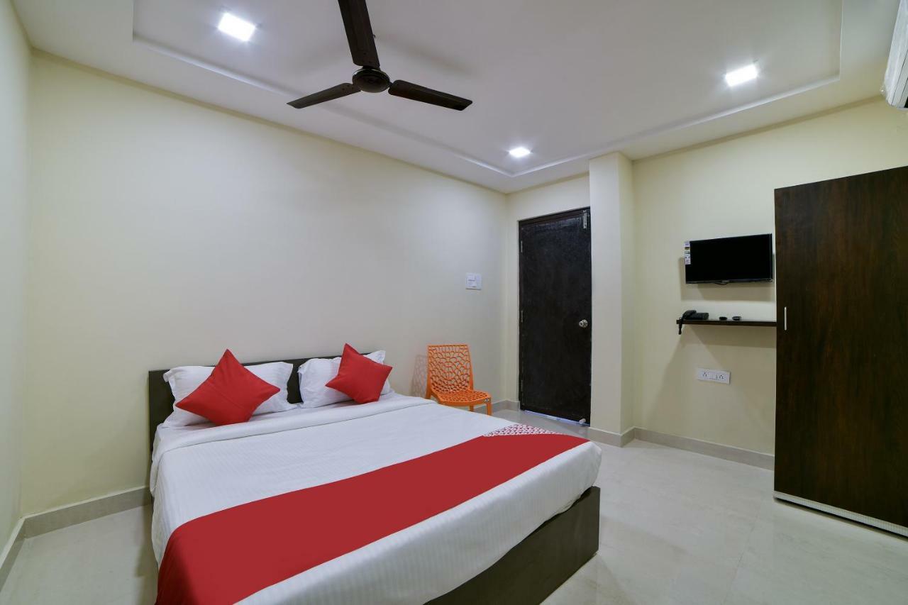 Oyo 16606 Iconic Living Hotel Haiderabad Buitenkant foto