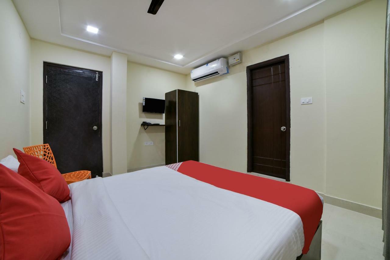 Oyo 16606 Iconic Living Hotel Haiderabad Buitenkant foto