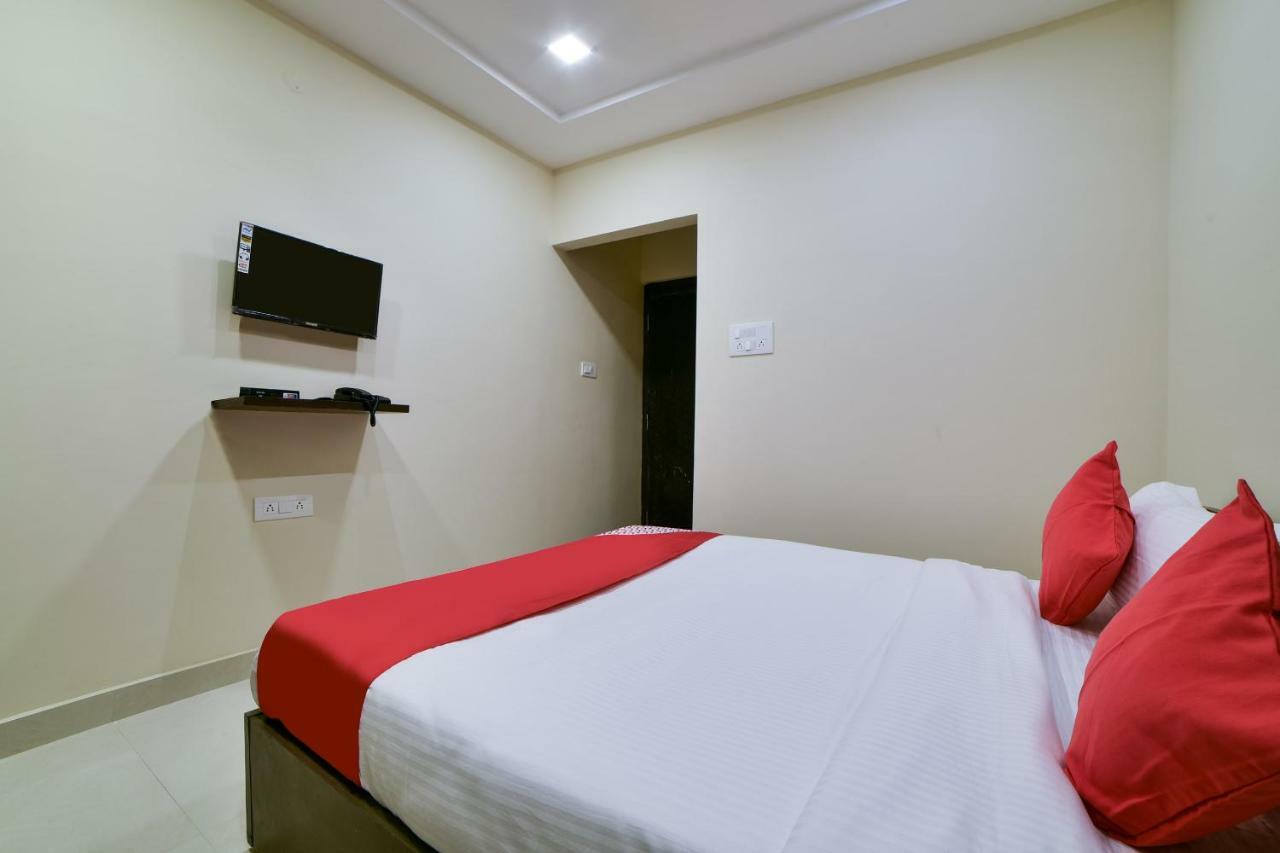 Oyo 16606 Iconic Living Hotel Haiderabad Buitenkant foto