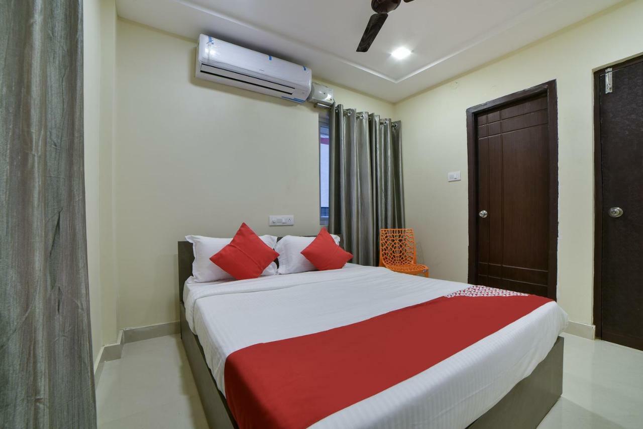 Oyo 16606 Iconic Living Hotel Haiderabad Buitenkant foto