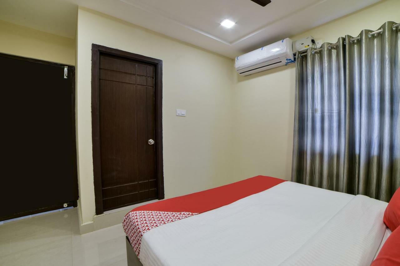 Oyo 16606 Iconic Living Hotel Haiderabad Buitenkant foto