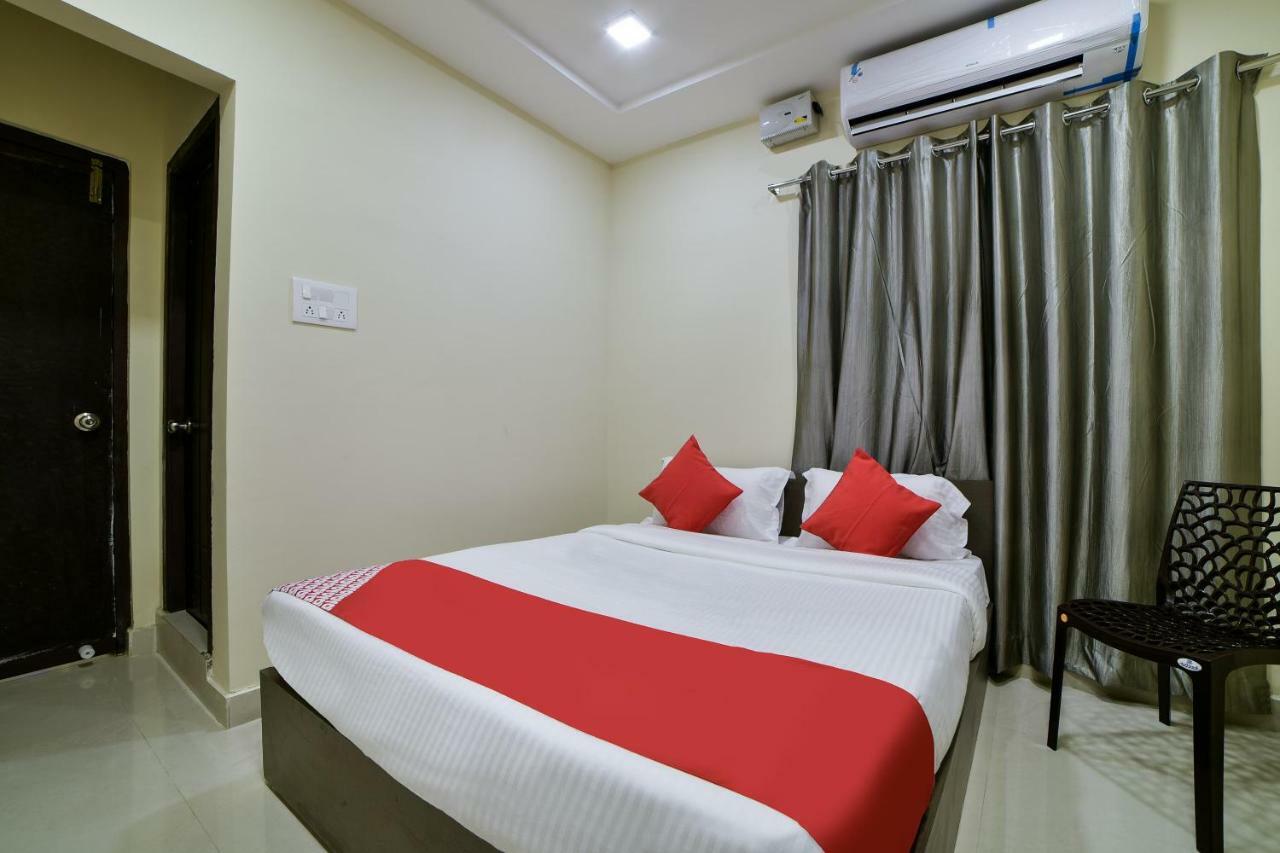 Oyo 16606 Iconic Living Hotel Haiderabad Buitenkant foto