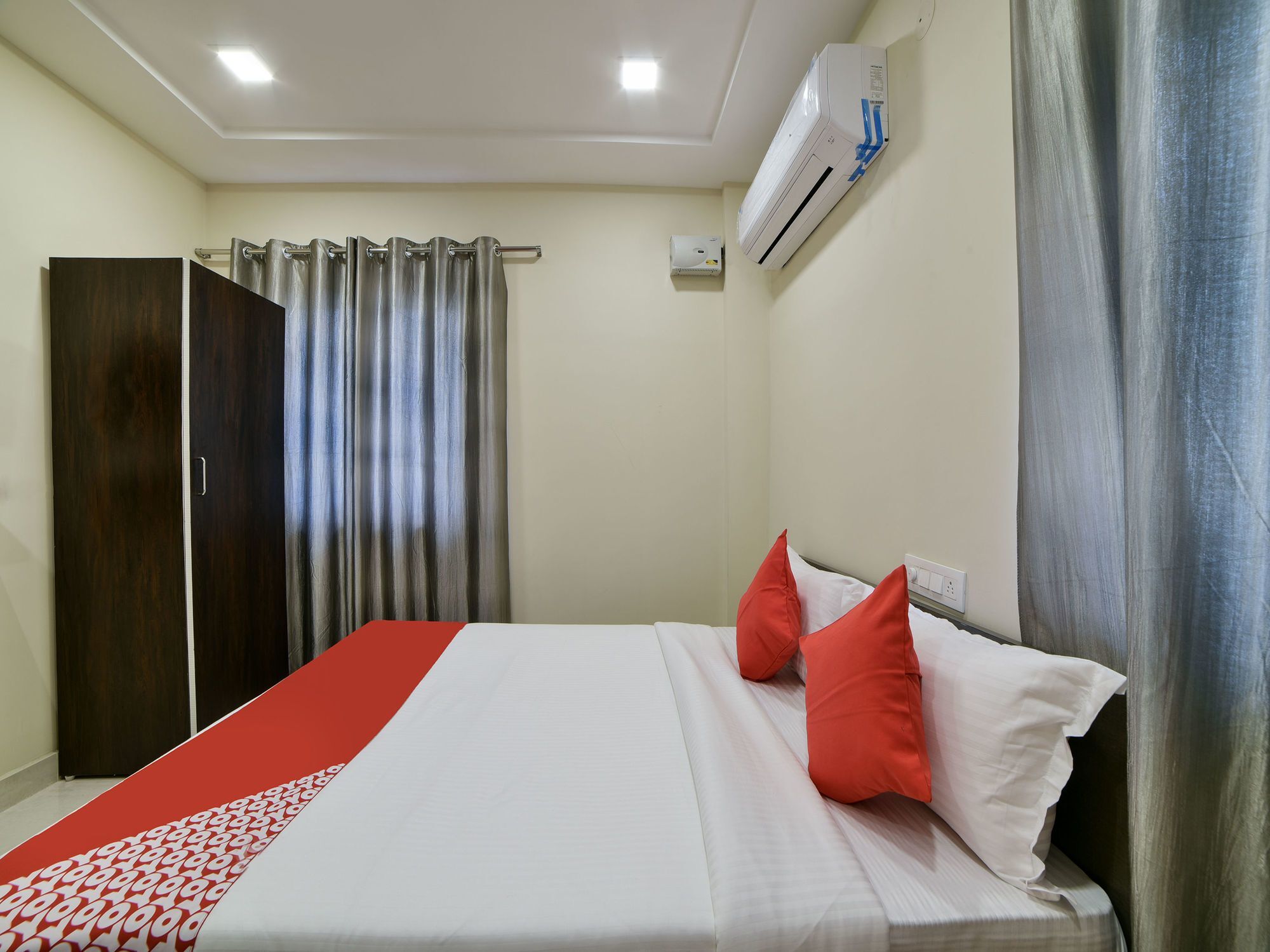 Oyo 16606 Iconic Living Hotel Haiderabad Buitenkant foto