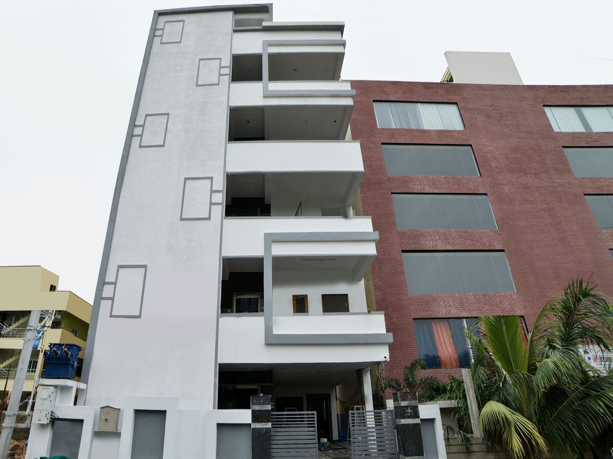 Oyo 16606 Iconic Living Hotel Haiderabad Buitenkant foto